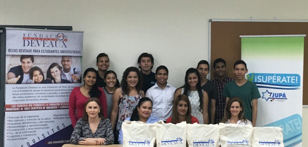 Entrega de becas Centro ¡Supérate! Fundación Jupá