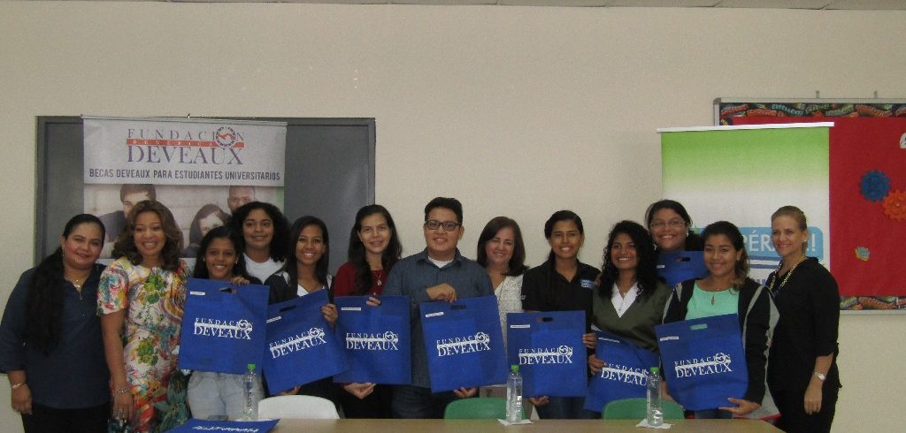 Entrega de becas Centro ¡Supérate! Fundación Jupá