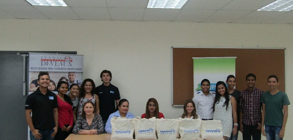 Entrega de becas Centro ¡Supérate! Fundación Jupá