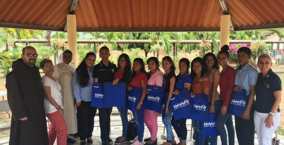 Entrega de becas Hogar Monte Carmelo